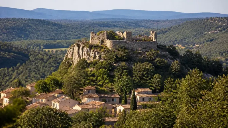 Village de Forcalqueiret dominé par les vestiges de son château
