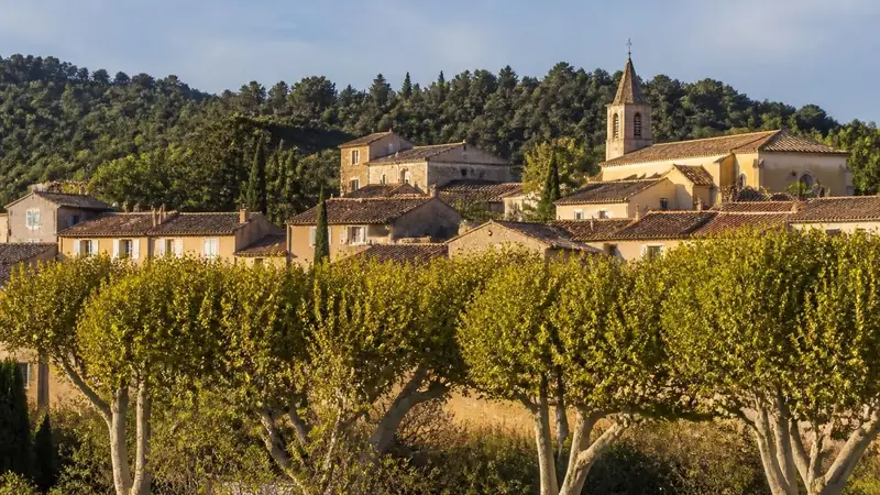 Village provençal de Garéoult au pied des collines boisées